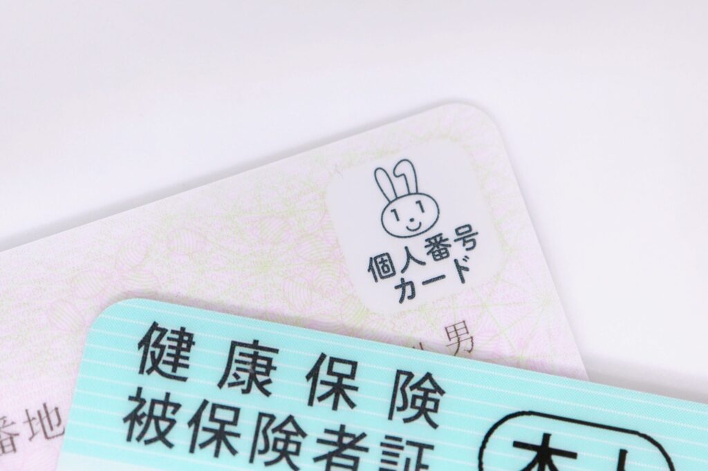e581a5e5bab7e4bf9de999bae8b387e6a0bce8a8bce6988ee69bb8e381afe38184e381a4e5b18ae3818fefbc9fe58f96e5be97e381aee6b581e3828ce381a8e6b3a8 健康保険資格証明書はいつ届く?取得の流れと注意点